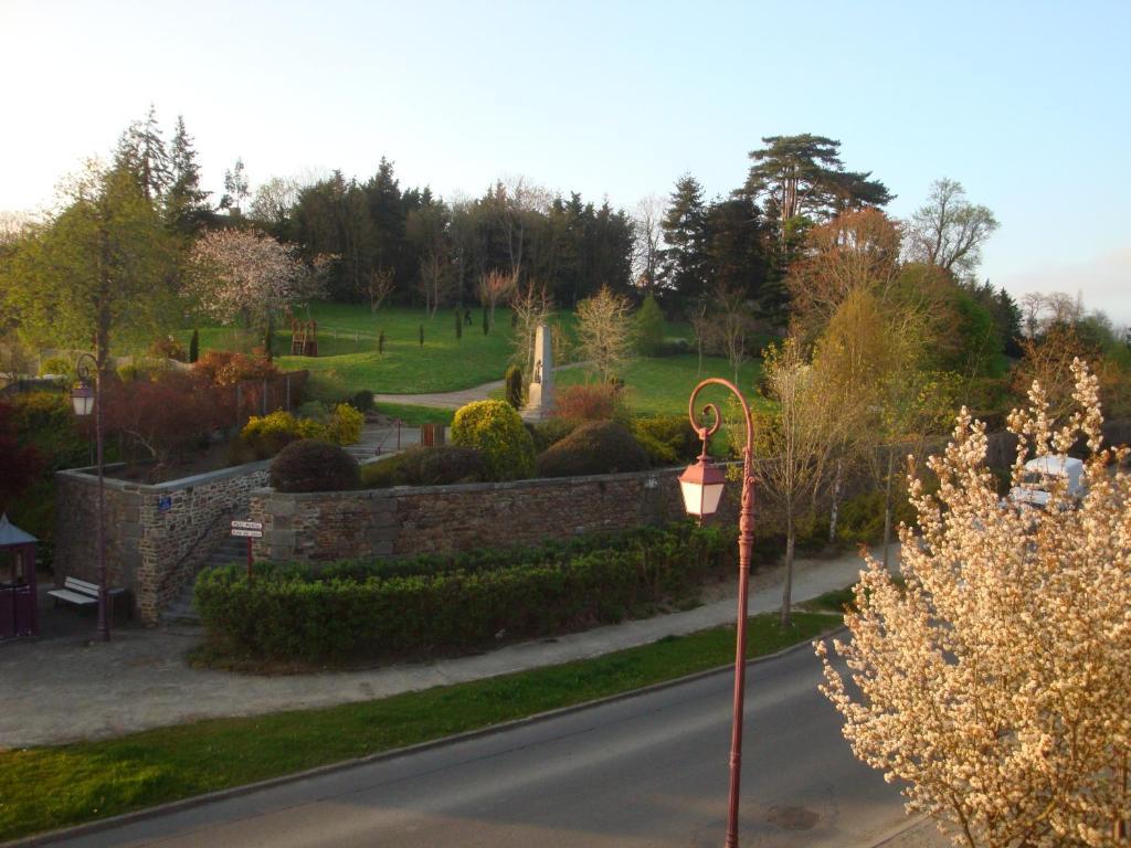 Auberge Du Chateau Châteauneuf-dʼIlle-et-Vilaine Exteriör bild